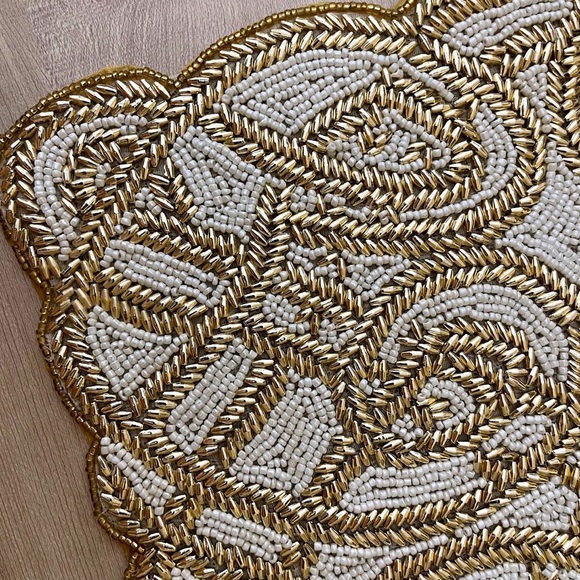 Elegant Gold and White Placemats (6) - Picture 3 of 4